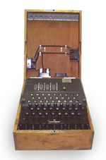 Modelo de  máquina Enigma empregada durante a II Guerra Mundial polos alemáns para cifrar e descodificar mensaxes. (Arquivo Cabanelas).